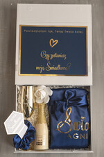 Prezenty dla świadków boxy prezentowy dla Świadkowej, prośba o świadkowanie  czy zostaniesz moją świadkową pomysł na prezent dla świadkowej, Box prezentowy dla świadkowej z granatowym szlafrokiem, zestaw prezentowy dla druhny1