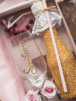 Prezenty dla świadków boxy prezentowy dla Świadkowej, prośba o świadkowanie  Szlafrok dla Świadkowej ze złotym Napisem - Prośba o Świadkowanie brokatowy szampanek i kieliszek7