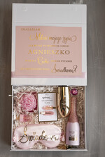 Prezenty dla świadków boxy prezentowe dla Świadkowej, prośba o świadkowanie  pomysł na prośbę o świadkowanie, prezent dla świadkowej zestaw kosmetyków, złoty kieliszek i brokatowa butelka, box prezentowy dla świadkowej i druhny3