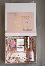 Prezenty dla świadków boxy prezentowe dla Świadkowej, prośba o świadkowanie  pomysł na prośbę o świadkowanie, prezent dla świadkowej zestaw kosmetyków, złoty kieliszek i brokatowa butelka, box prezentowy dla świadkowej i druhny0