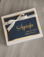 Prezenty dla świadków boxy prezentowy dla Świadkowej, prośba o świadkowanie  czy zostaniesz moją świadkową pomysł na prezent dla świadkowej, Box prezentowy dla świadkowej z granatowym szlafrokiem, zestaw prezentowy dla druhny10