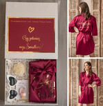 Prezenty dla świadków boxy prezentowy dla Świadkowej, prośba o świadkowanie  prezent dla świadkowej szlafrok z napisem świadkowa, pomysł na prezent dla świadkowej, Box prezentowy dla świadkowej z bordowym szlafrokiem0