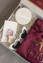 Prezenty dla świadków boxy prezentowe dla Świadkowej, prośba o świadkowanie  prezent dla druhny, pomysł na prezent dla świadkowej szlafrok z napisami, Box prezentowy dla świadkowej z bordowym szlafrokiem, zestaw prezentowy dla druhny7