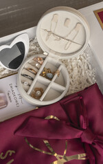 Prezenty dla świadków boxy prezentowe dla Świadkowej, prośba o świadkowanie  prezent dla druhny, pomysł na prezent dla świadkowej szlafrok z napisami, Box prezentowy dla świadkowej z bordowym szlafrokiem, zestaw prezentowy dla druhny10