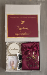 Prezenty dla świadków boxy prezentowe dla Świadkowej, prośba o świadkowanie  prezent dla druhny, pomysł na prezent dla świadkowej szlafrok z napisami, Box prezentowy dla świadkowej z bordowym szlafrokiem, zestaw prezentowy dla druhny1