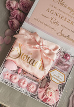 Prezenty dla świadków boxy prezentowy dla Świadkowej, prośba o świadkowanie  czy zostaniesz moją świadkową pomysł na prezent dla świadkowej, Box prezentowy dla świadkowej z różowym szlafrokiem, zestaw kosmetyczny dla świadkowej7