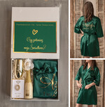 Prezenty dla świadków boxy prezentowe dla Świadkowej, prośba o świadkowanie  czy zostaniesz moją świadkową pomysł na prezent dla świadkowej, Box prezentowy dla świadkowej z zielonym szlafrokiem, zestaw prezentowy dla druhny0