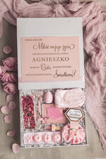 Prezenty dla świadków boxy prezentowy dla Świadkowej, prośba o świadkowanie  czy zostaniesz moją świadkową pomysł na prezent dla świadkowej, Box prezentowy dla świadkowej z kosmetykami i szlafrokiem, prezent dla druhny1