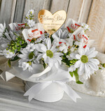 Prezenty dla Babci i Dziadka Prezenty dla Babci Elegancki flowerbox ze sztucznymi kwiatami i słodyczami to wyjątkowy prezent dla babci. Piękna kompozycja w ozdobnym pudełku – gotowy prezent na dzień Babci0