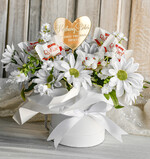 Prezenty dla Babci i Dziadka Prezenty dla Babci Elegancki flowerbox ze sztucznymi kwiatami i słodyczami to wyjątkowy prezent dla babci. Piękna kompozycja w ozdobnym pudełku – gotowy prezent na dzień Babci3