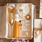 Prezenty dla Mamy zestawy w welurowych i ozdobnych pudełkach  Uroczy Pomysł na prezent z okazji dnia mamy, Złoty kieliszek i brokatowa butelka Zestaw Prezentowy dla Mamy z zyczeniami1