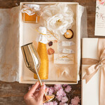 Prezenty dla Mamy zestawy w welurowych i ozdobnych pudełkach  Uroczy Pomysł na prezent z okazji dnia mamy, Złoty kieliszek i brokatowa butelka Zestaw Prezentowy dla Mamy z zyczeniami3