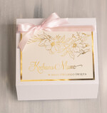 Prezenty dla Mamy zestawy w welurowych i ozdobnych pudełkach  fajne prezenty dla mamy, pudełko z filiżanką i kawą gotowy do wręczenia prezent dla mamy, czarna filiżanka ze spodkiem, pomysł na prezent dla mamy14