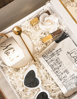 Prezenty dla Mamy zestawy w welurowych i ozdobnych pudełkach  fajne prezenty dla mamy, pudełko z filiżanką i kawą gotowy do wręczenia prezent dla mamy, czarna filiżanka ze spodkiem, pomysł na prezent dla mamy5