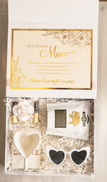 Prezenty dla Mamy zestawy w welurowych i ozdobnych pudełkach  elegancki prezent z okazji dnia mamy, pudełko z filiżanką i herbatą, gotowy do wręczenia prezent dla mamy, filiżanka serce ze spodkiem, pomysł na prezent dla mamy0