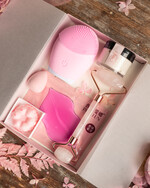 Prezenty dla Mamy Zestawy kosmetyczne  pomysł na prezent dla Mamy na urodziny małe pudełko z masażerem do twarzy  2