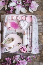 Prezenty dla Mamy Zestawy kosmetyczne  pomysł na prezent z okazji dnia mamy zestaw kosmetyków w zestawie z różową filiżanką ze spodkiem i łyżeczką 5