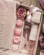 Prezenty dla Mamy Zestawy kosmetyczne  Pomysł na Praktyczny Prezent dla Mamy Zestaw Szlafrok Welurowy z Napisem i Kosmetyki oraz Roller6