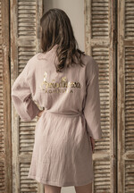 Prezenty dla świadków szlafrok dla świadkowej lekki przewiewny szlafrok pomysł na pytanie czy zostaniesz moją świadkową szlafrok, szlafrok z muślinu z napisami, szlafrok muslinowy dla świadkowej i druhny9