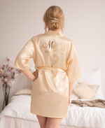 Szlafroki Ślubne z Napisami Szlafrok dla Świadkowej / Druhny / Mamy     Satynowy  szlafrok z napisem na plecach dla świadkowej, satynowy złoty szlafrok dla Panny Młodej 3