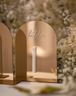 Numery na stół welurowe złote akrylowe  złote numerki na stół weselny, akrylowe zlote numery na stół weselny, złoty numerek na stoły weselne, numery na stół weselny ze złotego lustra1