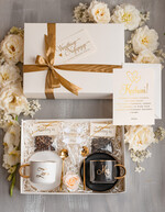  Prezenty dla Młodej Pary  Zestawy z Filiżanką lub Kubkiem Praktyczny Prezent ślubny dla Młodej Pary, zestaw z filiżanką dla Pary Młodej, co dać zamiast kwiatów Parze Młodej, filiżanki dla Pary Młodej z napisami, box z filiżankami dla Pary Młodej na ślub0