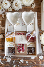  Prezenty dla Młodej Pary  Zestawy z Filiżanką lub Kubkiem pomysł na prezent dla Pary Młodej filiżanki w kształcie serca, zestaw prezentowy dla Pary Młodej, box prezentowy    1