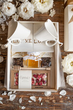  Prezenty dla Młodej Pary  Zestawy z Filiżanką lub Kubkiem Pomysł na prezent ślubny dla Młodej Pary, zestaw z kubkami w kształcie serca1