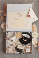  Prezenty dla Młodej Pary  Zestawy z Filiżanką lub Kubkiem Praktyczny Prezent ślubny dla Młodej Pary, zestaw z filiżanką dla Pary Młodej, co dać zamiast kwiatów Parze Młodej, filiżanki dla Pary Młodej, box z filiżankami dla Pary Młodej na ślub0