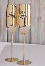  Prezenty dla Młodej Pary  zestawy i akcesoria do wina i drinków Kreatywne pomysły na prezent ślubny dla Młodej Pary, Co dać nowożeńcom zamiast kwiatów, złote kieliszki dla Pary Młodej z napisem Mąż Żona1