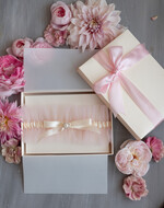 Panna Młoda  podwiązki ślubne ślubna podwiązka tiulowa z różową wstążką, podwiązka ślubna dla Panny Młodej z różową kokardką, podwiązka dla Panny Młodej z tiulu z ozdobnym kamieniem0