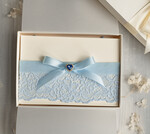 Panna Młoda  podwiązki ślubne niebieska podwiązka z koronki, niebieska podwiązka dla Panny Młodej, niebieska koronkowa podwiązka ślubna z ozdobnym kamieniem, delikatna podwiązka dla Panny Młodej4