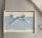 Panna Młoda  podwiązki ślubne niebieska podwiązka dla Panny Młodej, niebieska koronkowa podwiązka ślubna z ozdobnym kamieniem, delikatna podwiązka dla Panny Młodej, niebieska podwiązka z koronki1