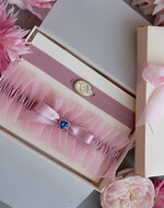 Panna Młoda  podwiązki ślubne różowa podwiązka dla Panny Młodej, podwiązka ślubna z inicjałami, podwiązka ślubna z aplikacjami, elegancka i subtelna podwiązka dla Panny Młodej z inicjałami1