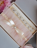 Panna Młoda  podwiązki ślubne tiulowa podwiązka ze zdobieniami, ślubna podwiązka z perełkami, podwiązka ślubna dla Panny Młodej z różową kokardką, podwiązka dla Panny Młodej z tiulu z perełkami3