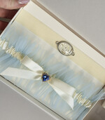 Panna Młoda  podwiązki ślubne podwiązka dla Panny Młodej, podwiązka ślubna z inicjałami, podwiązka z niebieskim dodatkiem, elegancka i subtelna podwiązka dla Panny Młodej1