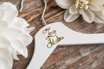  Prezenty dla Młodej Pary  drewniane wieszaki biały wieszak dla Przyszłej Panny Młodej z napisem żona idealna pomysł na prezent dla Pary Młodej, wieszaki slubne2