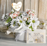  Prezenty dla Młodej Pary  flowerbox, kartki z życzeniami, pudełka na prezenty Elegancki flowerbox ze sztucznymi kwiatami i słodyczami to wyjątkowy prezent dla Młodej Pary. Piękna kompozycja w ozdobnym pudełku tworzy elegancki i gotowy do wręczenia upominek na ślub2