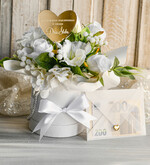  Prezenty dla Młodej Pary  flowerbox, kartki z życzeniami, pudełka na prezenty Piękny flowerbox ze sztucznymi kwiatami to wyjątkowy prezent dla Młodej Pary. Starannie przygotowana kompozycja umieszczona w ozdobnym pudełku tworzy gotowy do wręczenia upominek na ślub lub wesele2