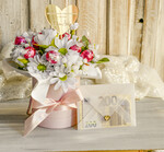  Prezenty dla Młodej Pary  flowerbox, kartki z życzeniami, pudełka na prezenty Elegancki flowerbox ze sztucznymi kwiatami i słodyczami to wyjątkowy prezent dla Młodej Pary. Piękna kompozycja w ozdobnym pudełku tworzy elegancki i gotowy do wręczenia upominek na ślub1