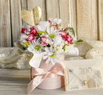  Prezenty dla Młodej Pary  flowerbox, kartki z życzeniami, pudełka na prezenty Elegancki flowerbox ze sztucznymi kwiatami i słodyczami to wyjątkowy prezent dla Młodej Pary. Piękna kompozycja w ozdobnym pudełku tworzy elegancki i gotowy do wręczenia upominek na ślub6