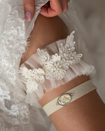 Prezenty dla Panny Młodej  podwiązki ślubne  Zestaw dwóch podwiązek ślubnych dla panny młodej w pudełeczku z kartką, box prezentowy na wieczór panieński, koronkowa presonalizowana tiulowa podwiazka ślubna prezent od świadkowej dla panny młodej1