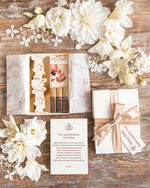 Prezenty dla Panny Młodej  podwiązki ślubne  Prezent podwiązka ślubna dla panny młodej w zestawie z czekoladkami kartką i pudełeczkiem, box prezentowy na wieczór panieński0