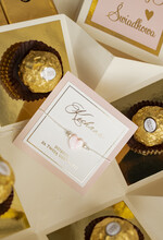 Prezenty dla świadków zestawy słodkości pudełka na prezenty Bombonierka exploding box - podziękowanie- dla świadkowej z bransoletką- czekoladki dla świadkowej - podziękowanie za świadkowanie 10