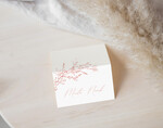 Winietki Nowoczesne prosta forma  delikatna grafika na winietkach ślubnych, proste i eleganckie winietki na stół weselny, wizytówki ślubne ecru z grafiką, nowoczesne wizytówki na stoły weselne0