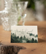 Winietki Nowoczesne prosta forma  winietki weselne z grafiką góry i las  delikatna grafika na winietkach ślubnych, proste i eleganckie winietki na stół weselny, wizytówki ślubne ecru z grafiką1