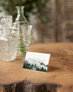 Winietki Nowoczesne prosta forma  winietki weselne z grafiką góry i las  delikatna grafika na winietkach ślubnych, proste i eleganckie winietki na stół weselny, wizytówki ślubne ecru z grafiką2