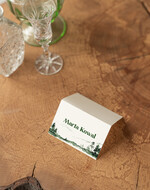 Winietki Nowoczesne prosta forma  winietki z grafiką gór, delikatna grafika na winietkach ślubnych, proste i eleganckie winietki na stół weselny, wizytówki ślubne ecru z grafiką2