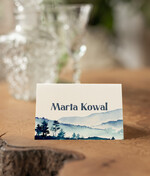 Winietki Nowoczesne prosta forma  winietki z grafiką gór, delikatna grafika na winietkach ślubnych, proste i eleganckie winietki na stół weselny, wizytówki ślubne ecru z grafiką1