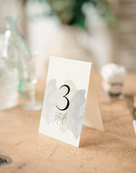 Numery na stół Nowoczesne prosta forma  Eleganckie numerki na stół weselny, numeracja stołów weselnych, proste i delikatne numerki na stoły weselne2